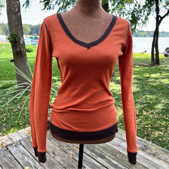 Charlotte Russe Orange with Brown highlights V-Neck Long Sleeve Top - Picture 1 of 3